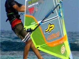 Hard to see but there is a plate on top of the deck where the fin bolts rest