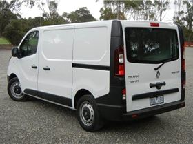 2019-Renault-Trafic-Trader-Life-Commercial-white-Mark-Oastler-1200x800p-(3)