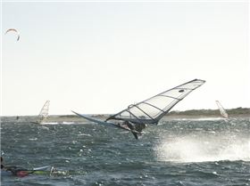 Mart wavejumps over Dan