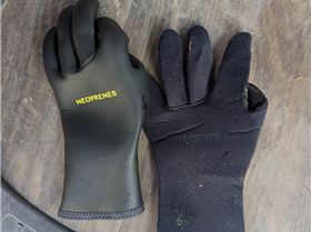Neoprene gloves front
