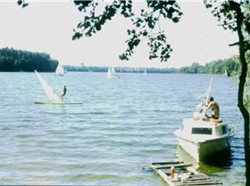 1980 Marek Uphauling the Windsurfing Sail