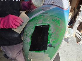 carbon going on to top of fin box