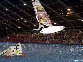 daida-one-footed-forward