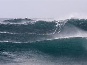 Swell Time - Two of the PWA's wave super stars score it big on the North shore o - Windsurfing News