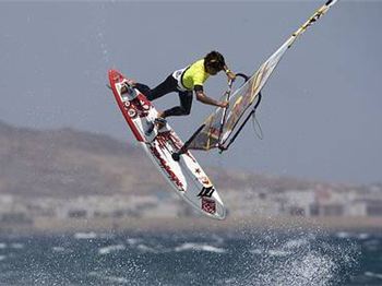 Lenny's Lanes - Kai Lenny shows us how it's done when the kona winds kick in - Windsurfing News