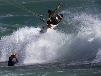 Surfers jumping 20ft high off 1ft waves, without footstraps! - Kitesurfing News