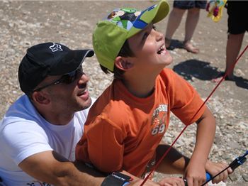 Global Wind Day - Kids get a taste of kiteboarding - Kitesurfing News